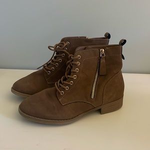 Tan size 7.5 boots